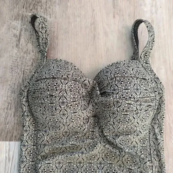 Nip Tuck Joanne Twist Front One Piece Swimsuit. Size 6. - Picture 10 of 11